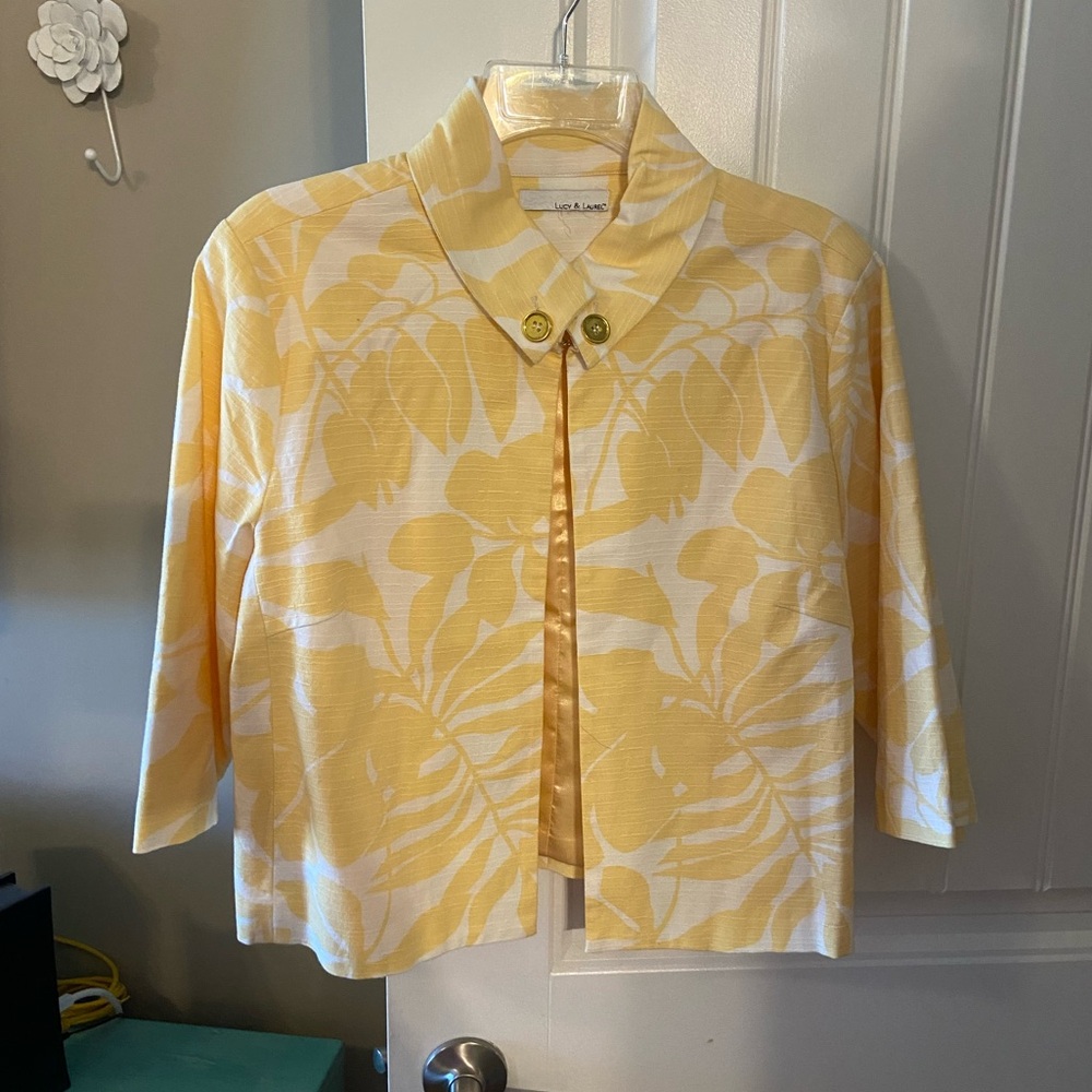 Adorable Top 💛 Size Medium